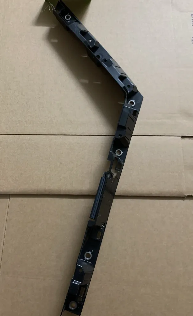 1783428-00-E Кріплення передньої накладки-розширювача лівого переднього крила CARRIER – FRONT FENDER FLARE FORE – LEFT HAND