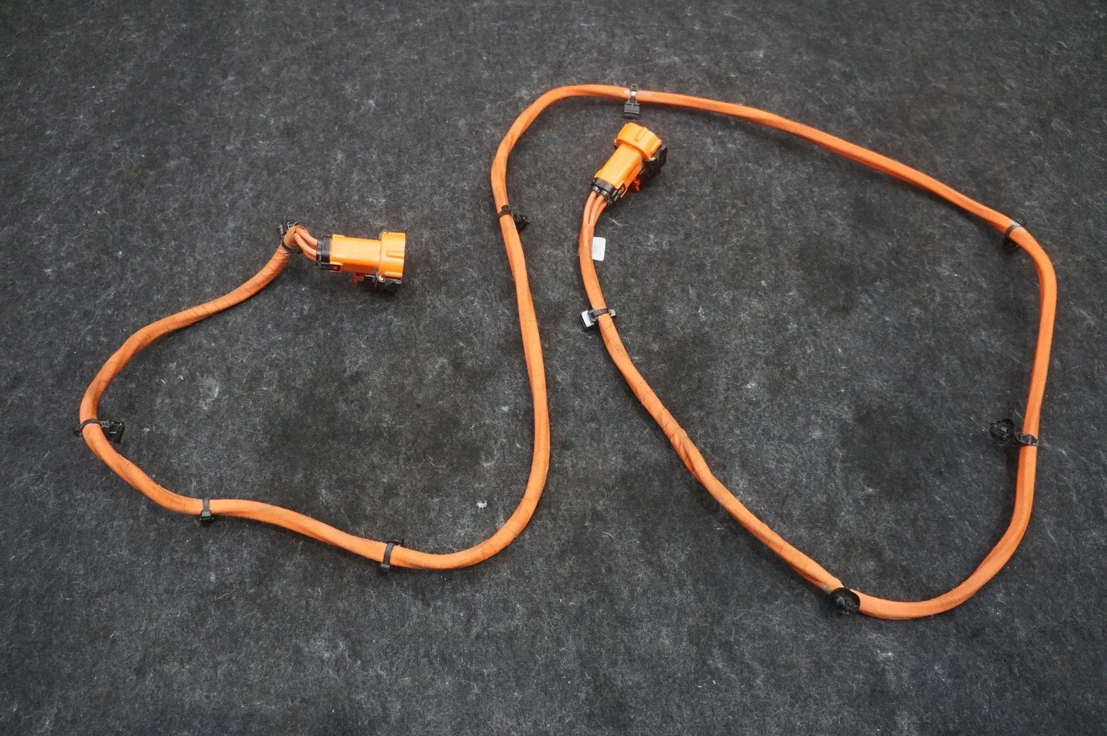 1847931-00-B Вихід у вантажну платформу – високовольтний джгут BED OUTLET – HIGH VOLTAGE HARNESS