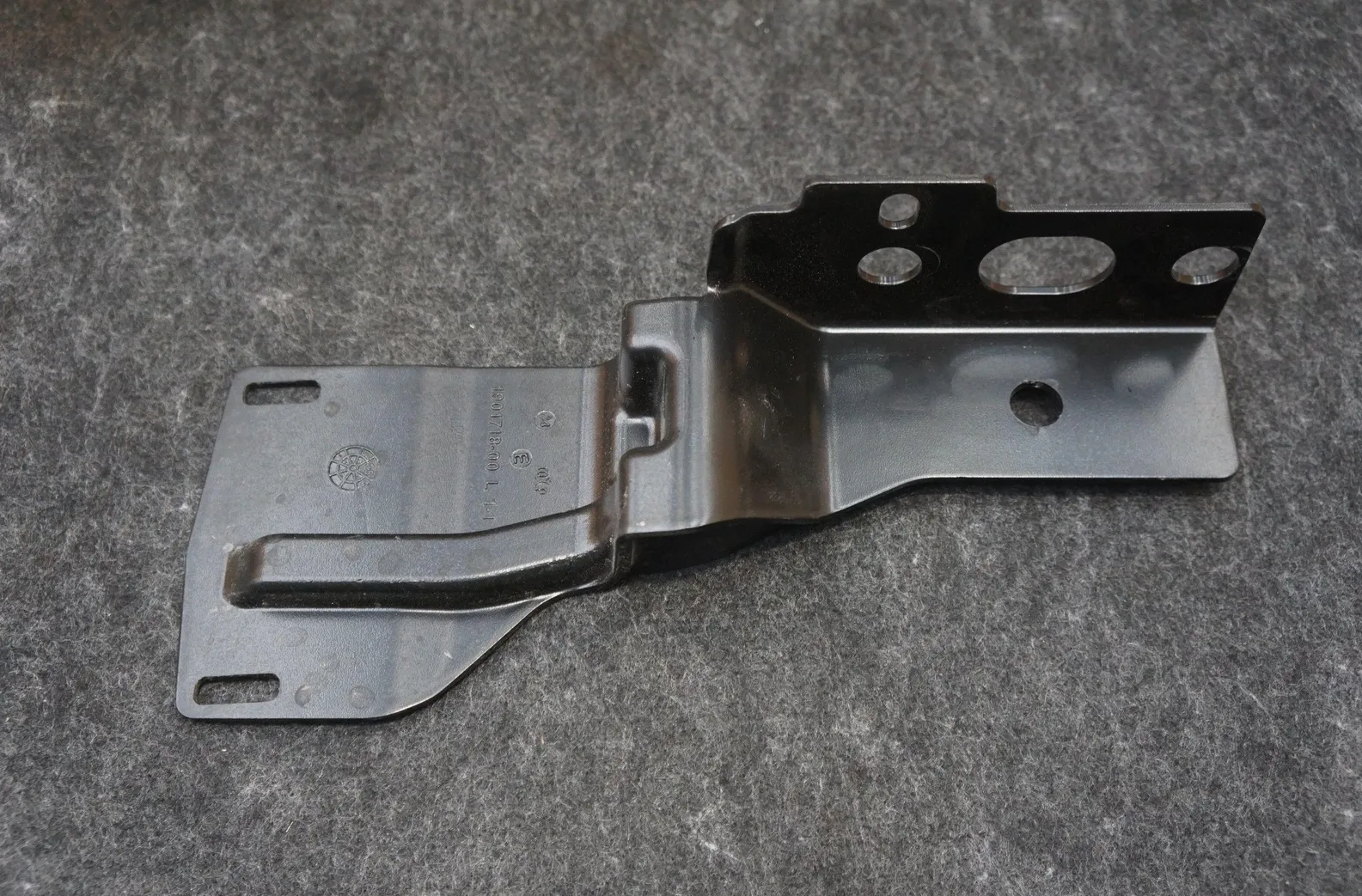 1901718-00-F Лівий кронштейн підсвітки підніжки LAMP STEP BRACKET – LEFT HAND