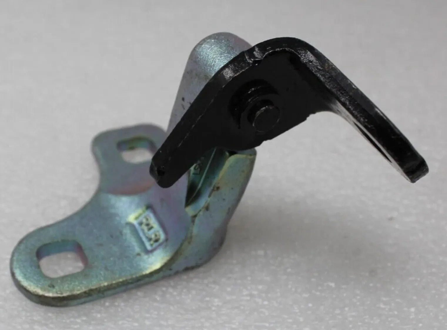 1801465-ST-A Нижня петля задніх дверей права DOOR HINGE – REAR – LOWER – RIGHT HAND