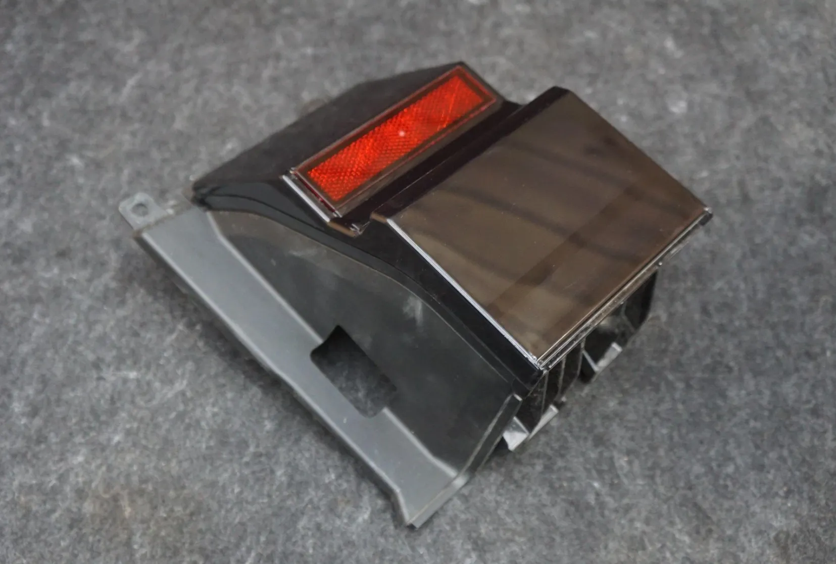 1806408-00-C Збірка заднього ліхтаря – задня бокова частина кузова – ліва сторона TAIL LAMP ASSEMBLY – REAR BODYSIDE – LEFT HAND