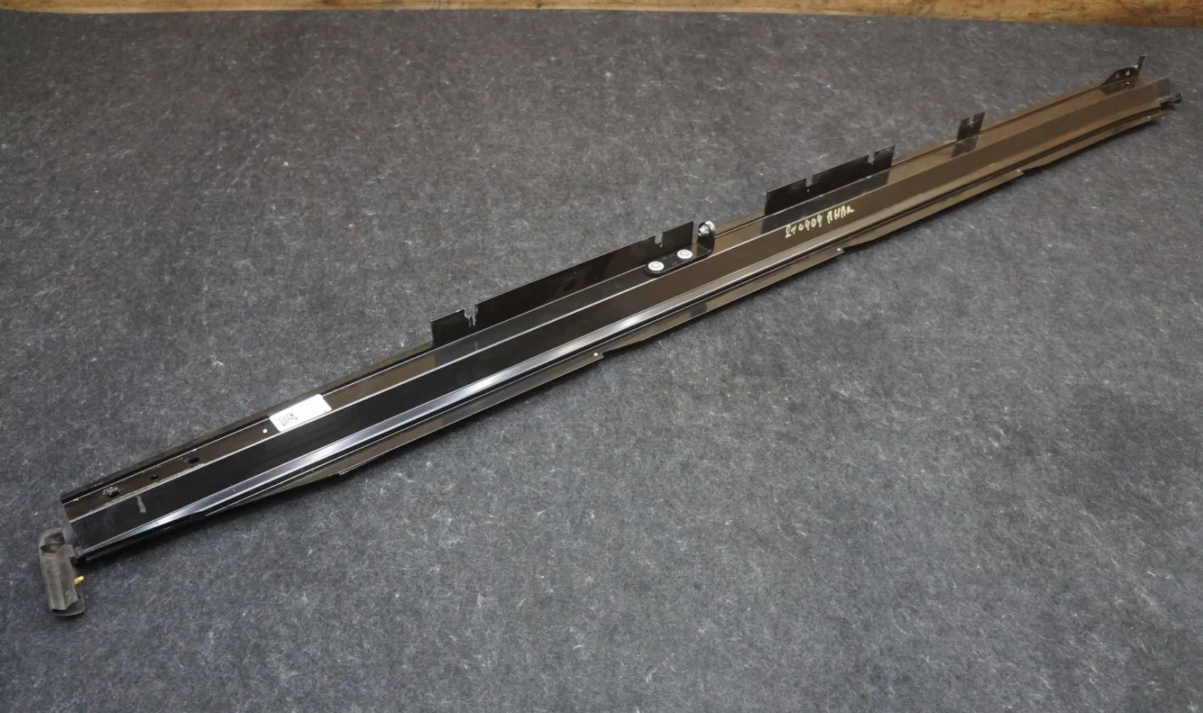 1852129-00-F Збірка горизонтальної рейки тонно (права сторона) TONNEAU HORIZONTAL RAIL ASSEMBLY – RIGHT HAND