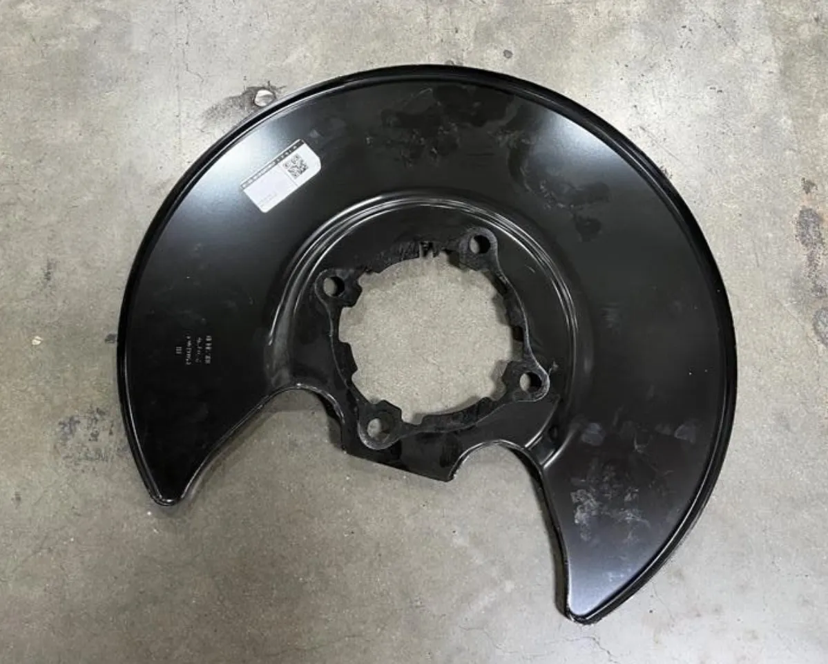 1250661-00-C Захист заднього гальма – ліва сторона REAR BRAKE SHIELD – LEFT HAND