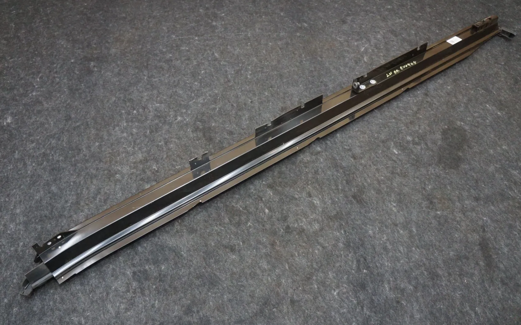 1852128-00-F Збірка горизонтальної рейки тонно (ліва сторона) TONNEAU HORIZONTAL RAIL ASSEMBLY – LEFT HAND