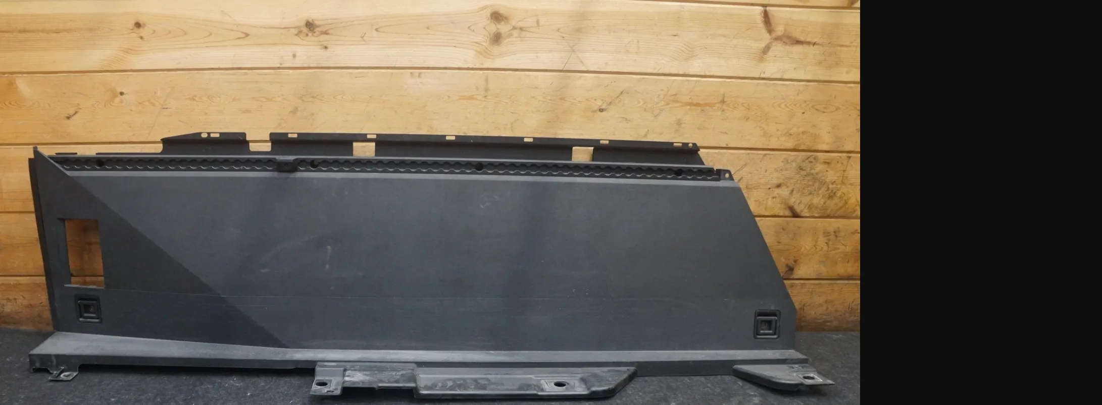 1817884-00-F Нижня бокова стінка вантажної платформи — ліва сторона LOWER BED SIDE WALL – LEFT HAND