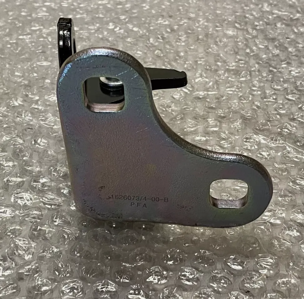 1801459-ST-B Нижня петля передніх дверей ліва DOOR HINGE – FRONT – LOWER – LEFT HAND