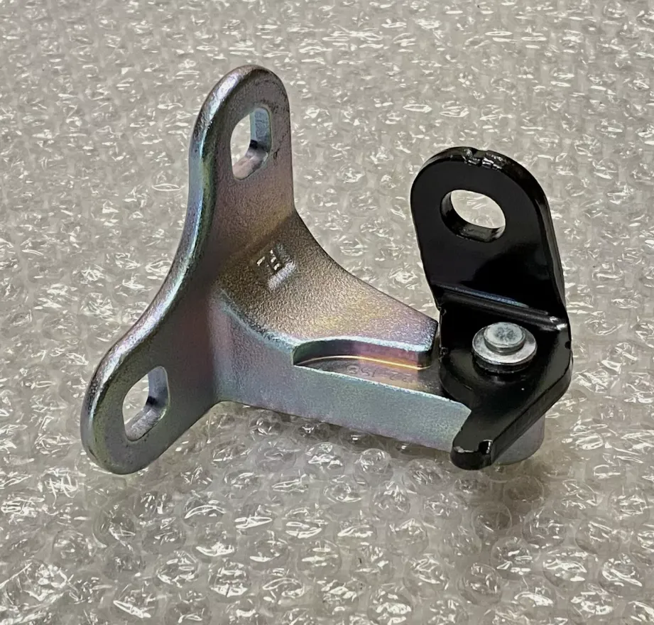 1801459-ST-B Нижня петля передніх дверей ліва DOOR HINGE – FRONT – LOWER – LEFT HAND