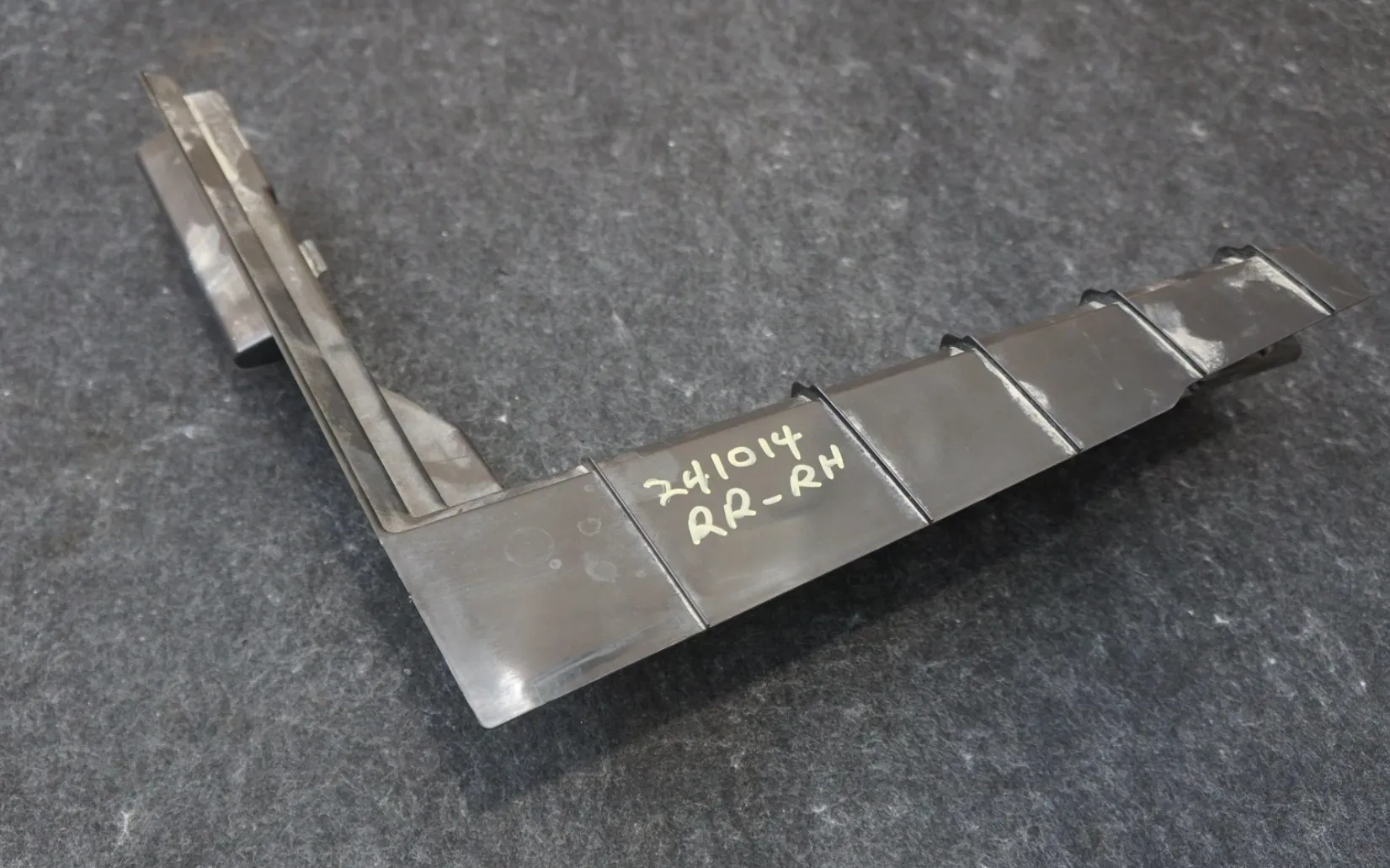 1800642-00-C Правий кронштейн бокової частини кузова BODY SIDE BRACKET – RIGHT HAND