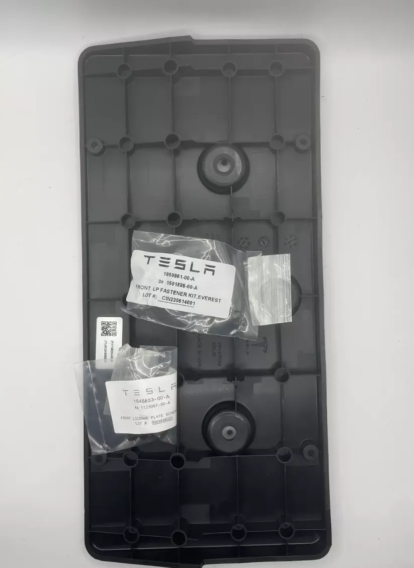 1738004-00-B Передній кріплення (або комплект) номерного знака FRONT LICENSE PLATE ASSEMBLY