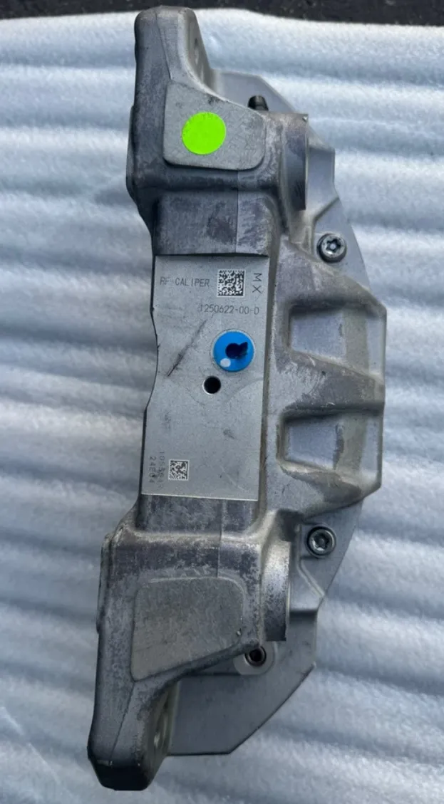 1250622-00-D Передній гальмівний супорт – права сторона FRONT BRAKE CALIPER – RIGHT HAND