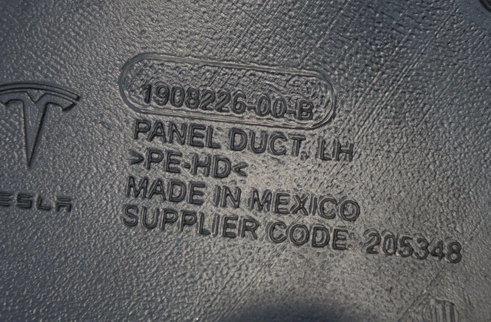 1908226-00-B Панельний повітропровід — лівий бік PANEL DUCT – LEFT HAND