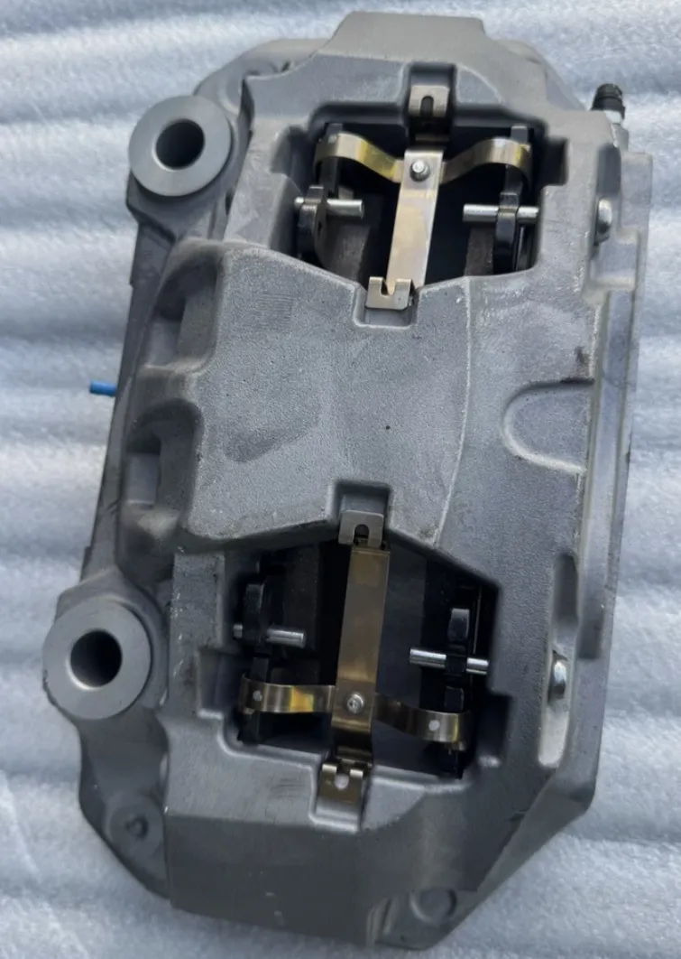 1250622-00-D Передній гальмівний супорт – права сторона FRONT BRAKE CALIPER – RIGHT HAND