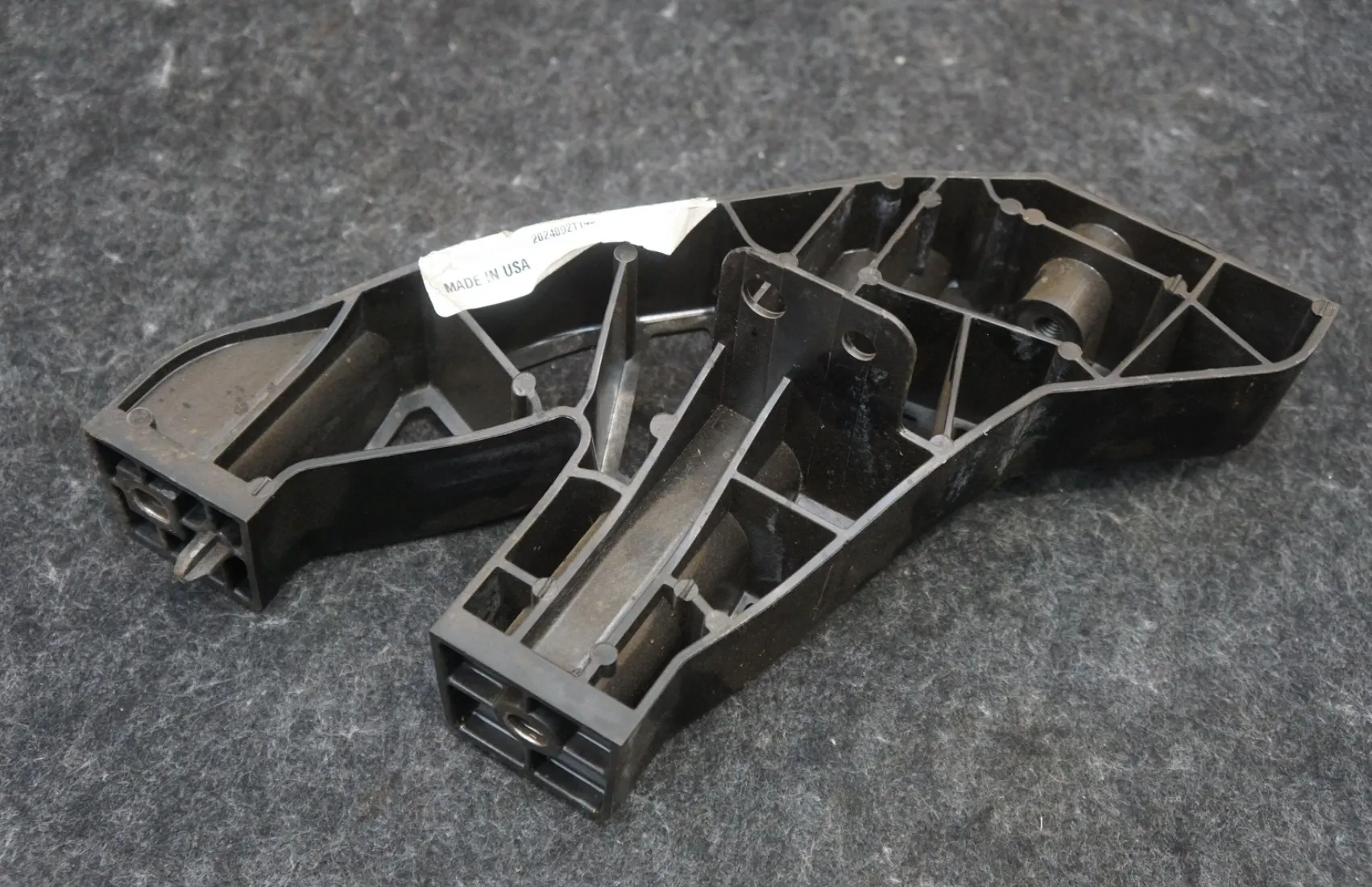 1807268-00-F Кронштейн нижньої стійки приладової панелі — правий IP DOWNLEG BRACKET – RIGHT HAND