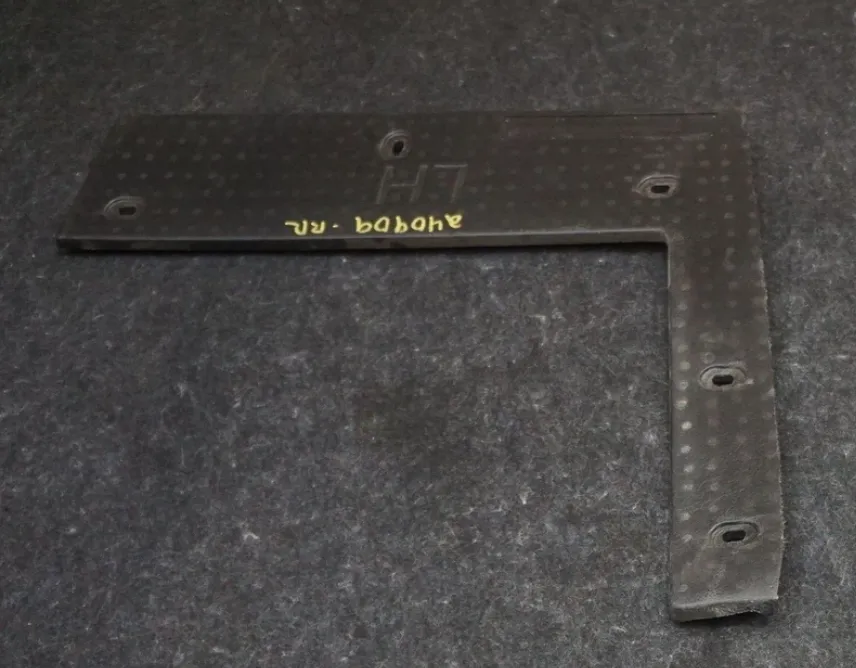 1684650-00-C Лівий центральний кронштейн підніжки облицювання FASCIA STEP BRACKET CENTER – LEFT HAND