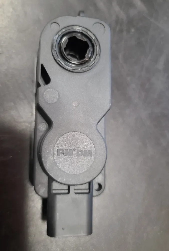 1693096-00-A Привід дверцят зарядного порту CHARGE PORT DOOR ACTUATOR