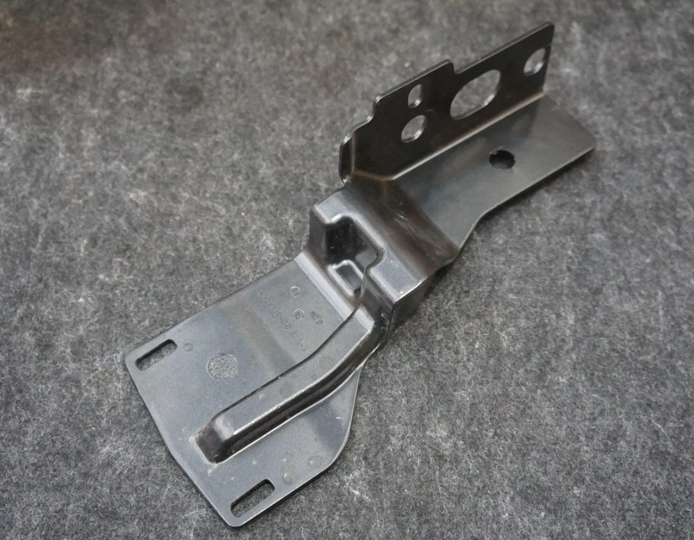 1901718-00-F Лівий кронштейн підсвітки підніжки LAMP STEP BRACKET – LEFT HAND