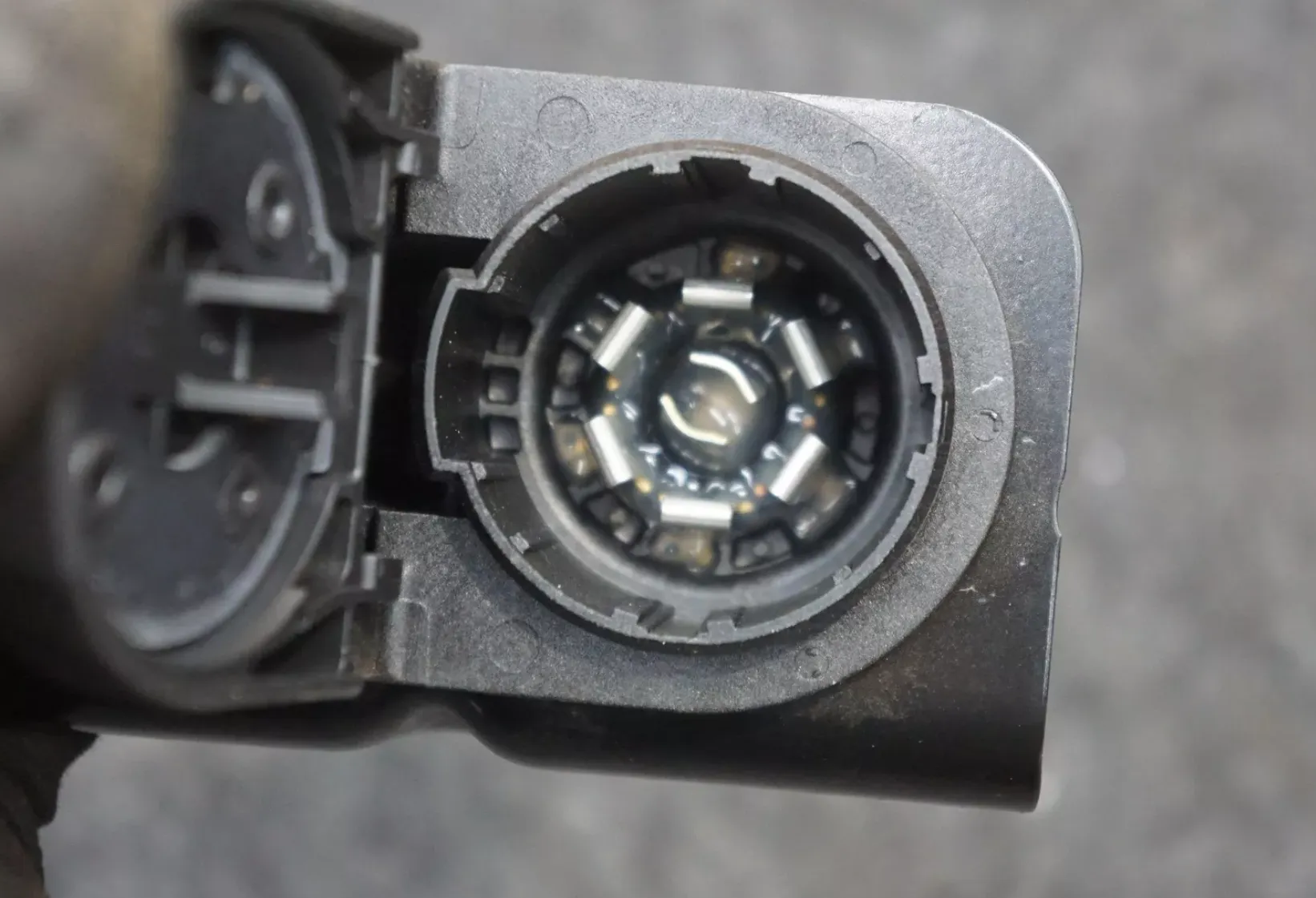 1913331-00-B Роз’єм підключення причепа TRAILER CONNECTION SOCKET