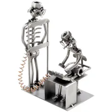 Schraubenmännchen Radiologe mit Patient Schraubenmännchen Radiologe mit Patient