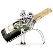 Hochzeitsgeschenk Brautpaar aus Metall als Flaschenhalter Hochzeitsgeschenk Brautpaar aus Metall als Flaschenhalter