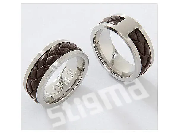 Hochfeiner Ring aus Edelstahl und echtem Leder Hochfeiner Ring aus Edelstahl und echtem Leder