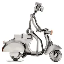 Schraubenmännchen Mann auf Motorroller oder Vespa Schraubenmännchen Mann auf Motorroller oder Vespa