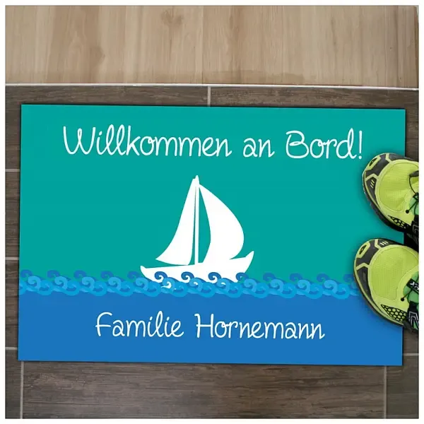 Maritime Fußmatte Boot mit Ihrem Familiennamen "Willkommen an Bord" Maritime Fußmatte Boot mit Ihrem Familiennamen "Willkommen an Bord"