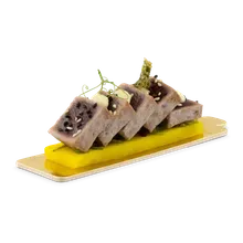 Thunfisch Tataki, Wakame-Alge, Rettich Thunfisch Tataki, Wakame-Alge, Rettich