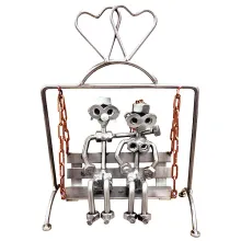 Schraubenmännchen auf Schaukel Schraubenmännchen auf Schaukel