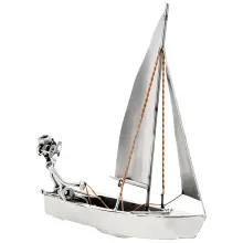 Schraubenmännchen auf Segelboot Schraubenmännchen auf Segelboot