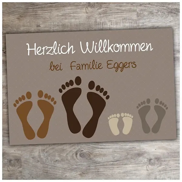Fußmatte für Familie mit Füße und individuellem Wunschtext in braun Fußmatte für Familie mit Füße und individuellem Wunschtext in braun