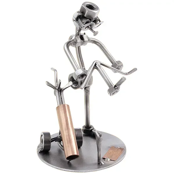 Schraubenmännchen Golfspieler bricht Golfschläger übers Knie Schraubenmännchen Golfspieler bricht Golfschläger übers Knie