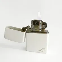 Feuerzeug ZIPPO weiß mit Gravur Feuerzeug ZIPPO weiß mit Gravur