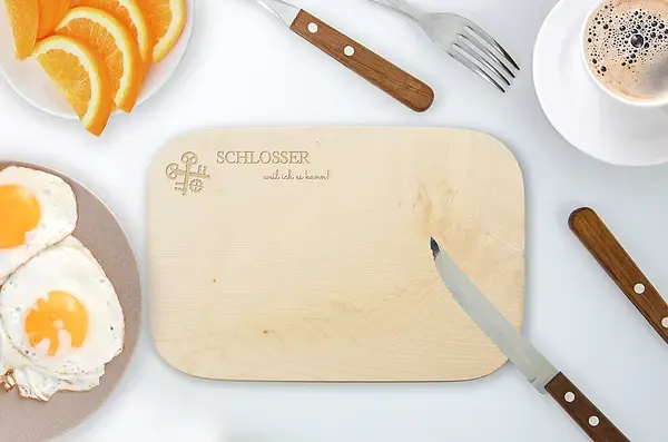 Schneidebrett mit graviertem Zunftzeichen und Wunschtext Schneidebrett mit graviertem Zunftzeichen und Wunschtext
