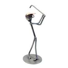 Metallmann Golfer mit Putter nach dem Abschlag - Wired Line Metallmann Golfer mit Putter nach dem Abschlag - Wired Line