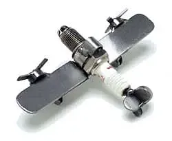 Modellflugzeug aus einer Zündkerze - Sparkfighter Modellflugzeug aus einer Zündkerze - Sparkfighter