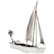 Schraubenmännchen auf Segelboot Schraubenmännchen auf Segelboot