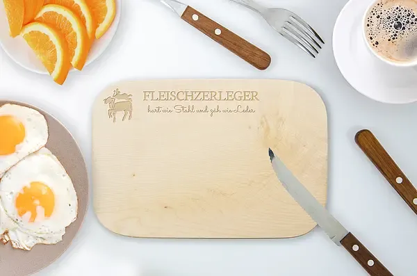 Schneidebrett mit graviertem Zunftzeichen und Wunschtext Schneidebrett mit graviertem Zunftzeichen und Wunschtext