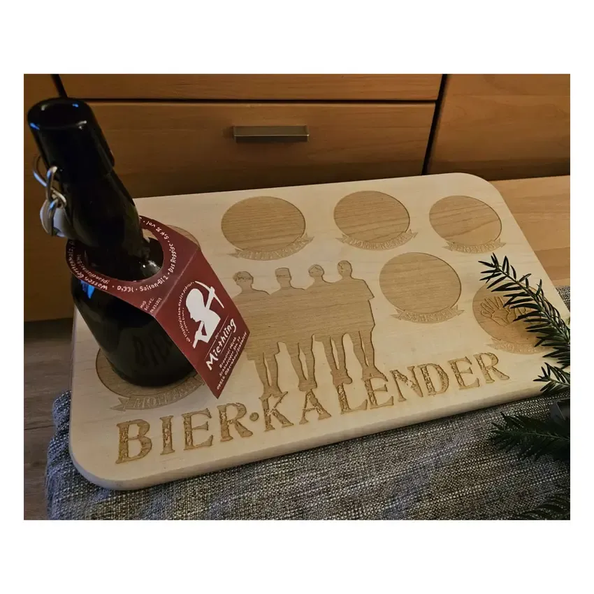 Bierkalender - Holztablett mit Gravur 43 x 29 cm Bierkalender - Holztablett mit Gravur 43 x 29 cm