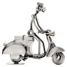 Schraubenmännchen Mann auf Motorroller oder Vespa Schraubenmännchen Mann auf Motorroller oder Vespa