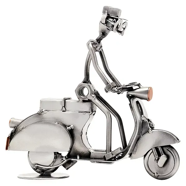 Schraubenmännchen Mann auf Motorroller oder Vespa Schraubenmännchen Mann auf Motorroller oder Vespa