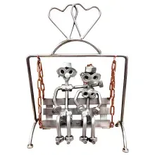 Schraubenmännchen auf Schaukel Schraubenmännchen auf Schaukel