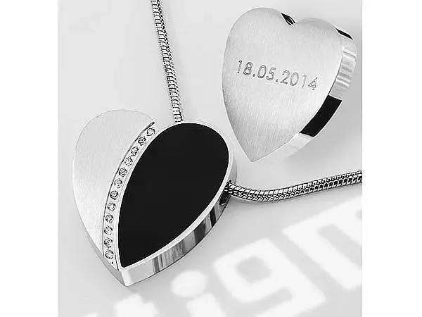 Eleganter Herz-Anhänger mit individueller Wunschgravur Eleganter Herz-Anhänger mit individueller Wunschgravur