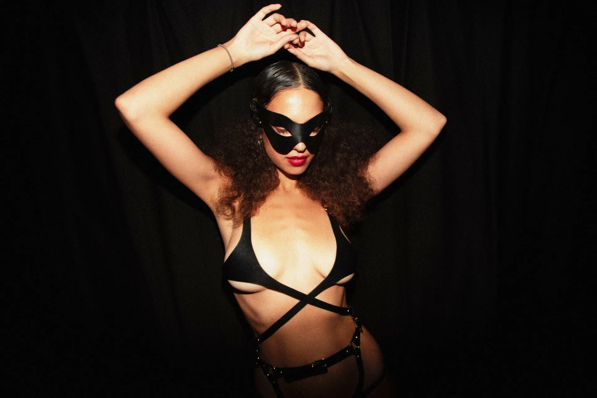 Elif Domanic - Gekreuzter Harness-BH Größe L – Bild 2