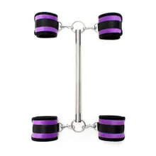 Softbondage Spreizstange mit abnehmbaren Hand- und Fußfesseln, lila/schwarz Softbondage Spreizstange mit abnehmbaren Hand- und Fußfesseln, lila/schwarz