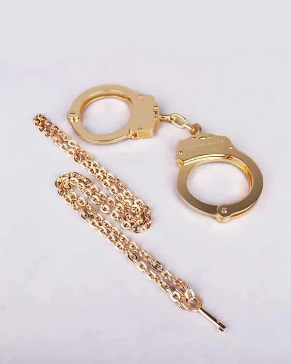 Elif Domanic - Vergoldete Handschellen – Bild 2