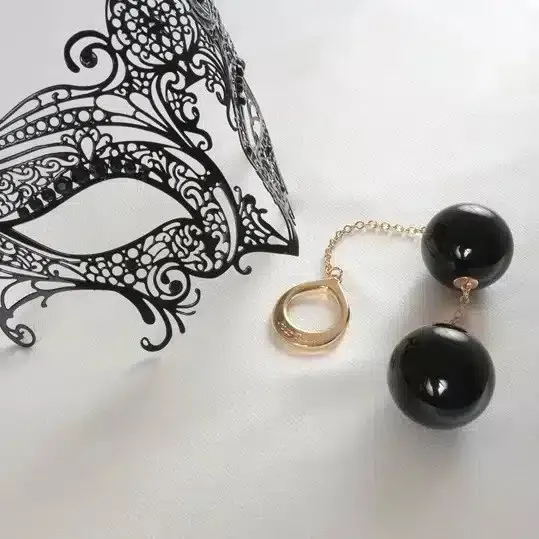 Sylvie Monthulé - Geisha-Kugeln als erotischer Schmuck Sylvie Monthulé - Geisha-Kugeln als erotischer Schmuck