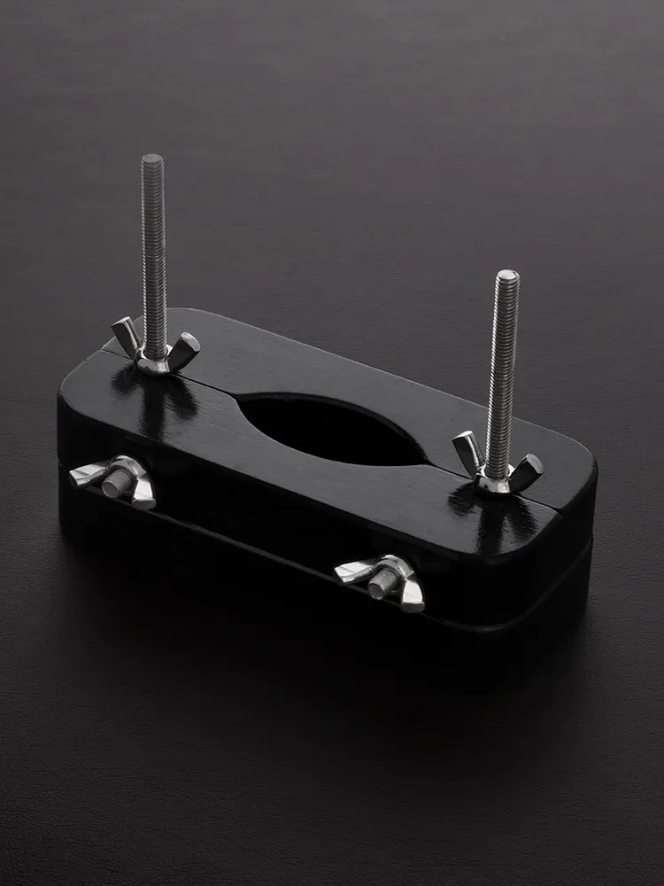 Triune Ball Buster: Holz-Hodenpranger Triune Ball Buster: Holz-Hodenpranger