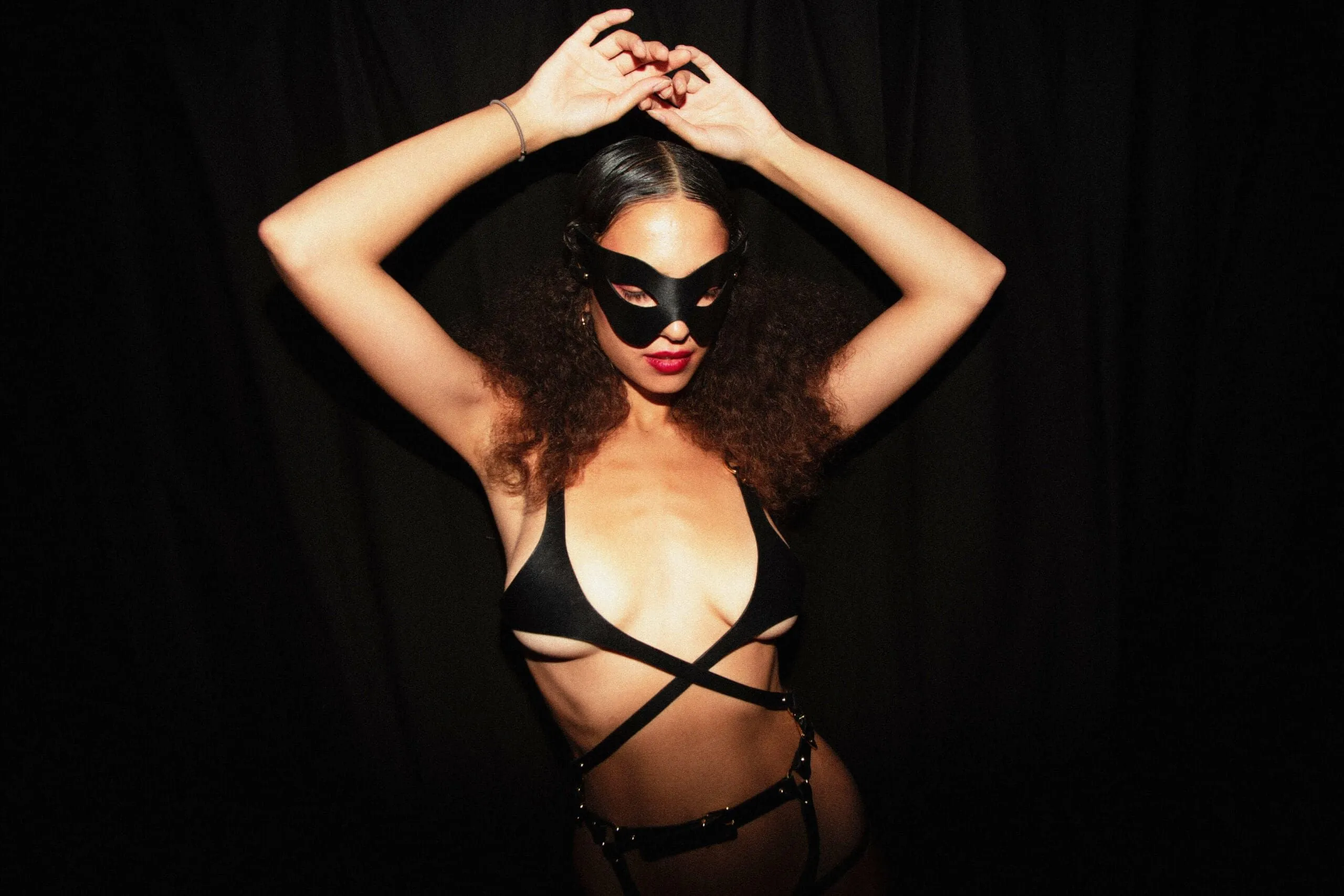 Elif Domanic - Gekreuzter Harness-BH Größe M – Bild 2