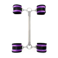 Softbondage Spreizstange mit abnehmbaren Hand- und Fußfesseln, lila/schwarz Softbondage Spreizstange mit abnehmbaren Hand- und Fußfesseln, lila/schwarz