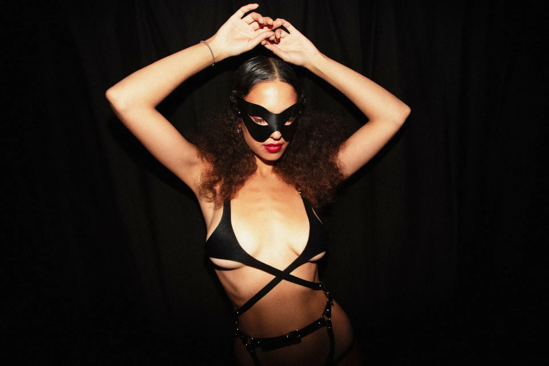 Elif Domanic - Gekreuzter Harness-BH Größe M – Bild 2